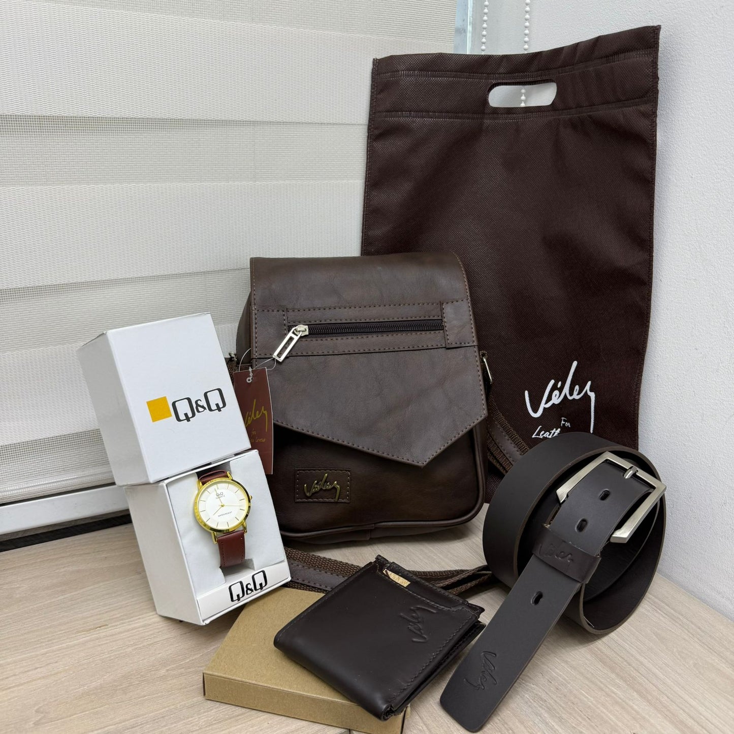 Combo Lancelot Velez™ – Bolsa + Cartera + Correa + ¡Reloj Q&Q de obsequio!